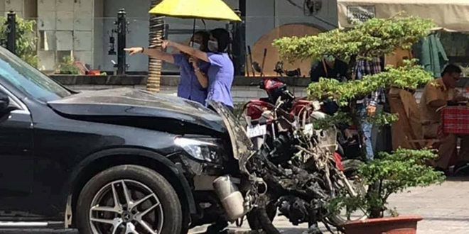 Tài xế Mercedes tông chết người: Công an thực nghiệm hiện trường - 1