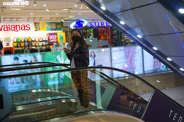 Dân cảnh giác corona, trung tâm thương mại Hà Nội vắng vẻ, đìu hiu - 8