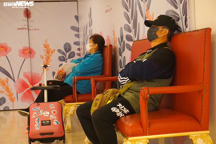 Dân cảnh giác corona, trung tâm thương mại Hà Nội vắng vẻ, đìu hiu - 11