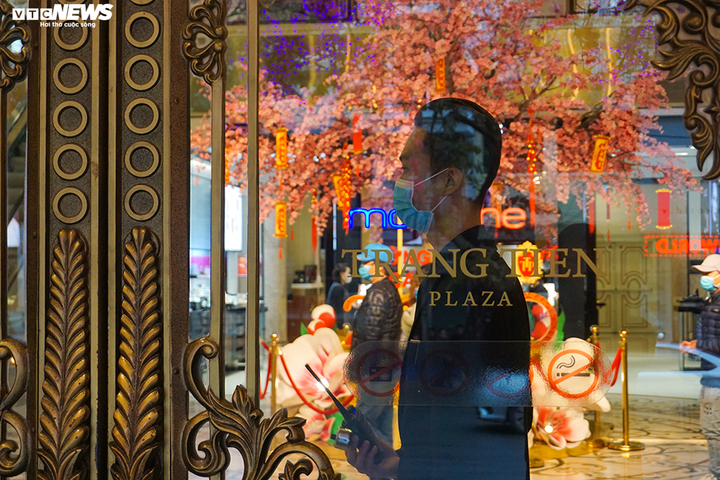Dân cảnh giác corona, trung tâm thương mại Hà Nội vắng vẻ, đìu hiu - 9