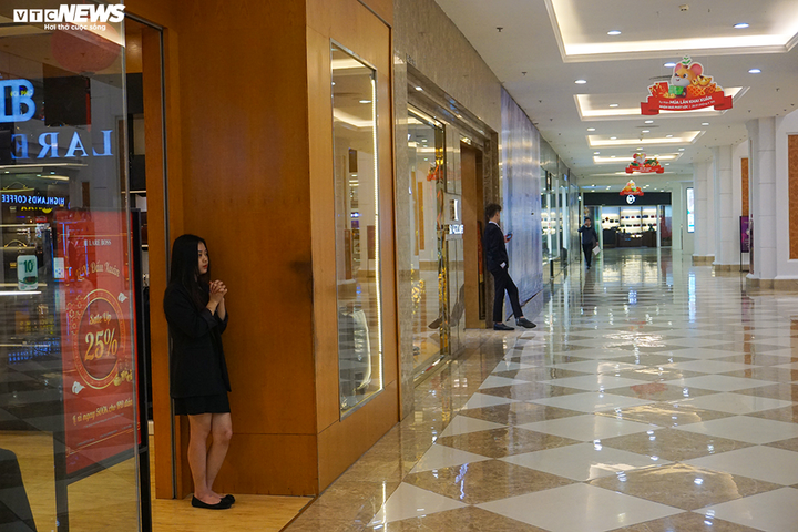 Dân cảnh giác corona, trung tâm thương mại Hà Nội vắng vẻ, đìu hiu - 4