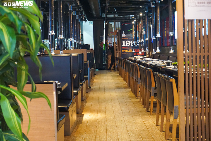 Dân cảnh giác corona, trung tâm thương mại Hà Nội vắng vẻ, đìu hiu - 3