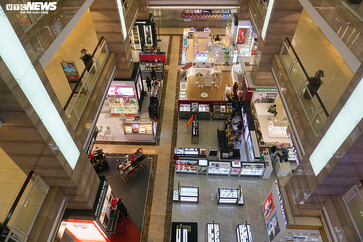 Dân cảnh giác corona, trung tâm thương mại Hà Nội vắng vẻ, đìu hiu - 7