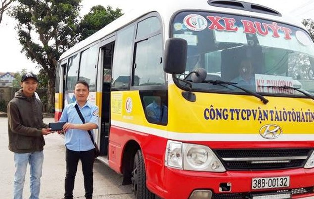 Nhặt được ví có hơn 15 triệu đồng, nhân viên xe buýt Hà Tĩnh trả lại cho hành khách - 1