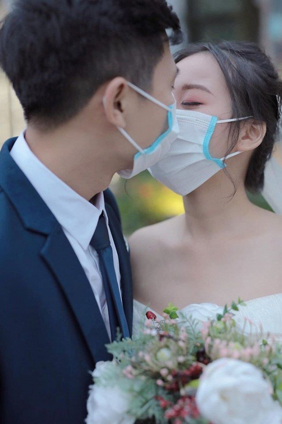 Ảnh: Những đám cưới kì lạ giữa mùa dịch virus corona - 3