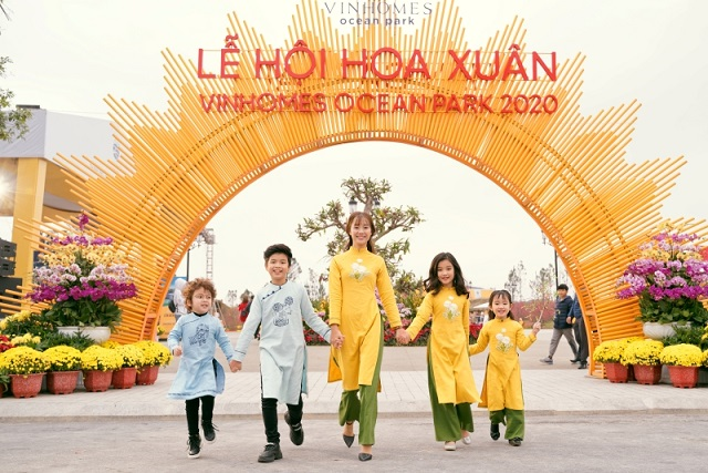 Du xuân Vinhomes, các 'thiên thần áo dài' nhí chiếm trọn ánh nhìn - 1