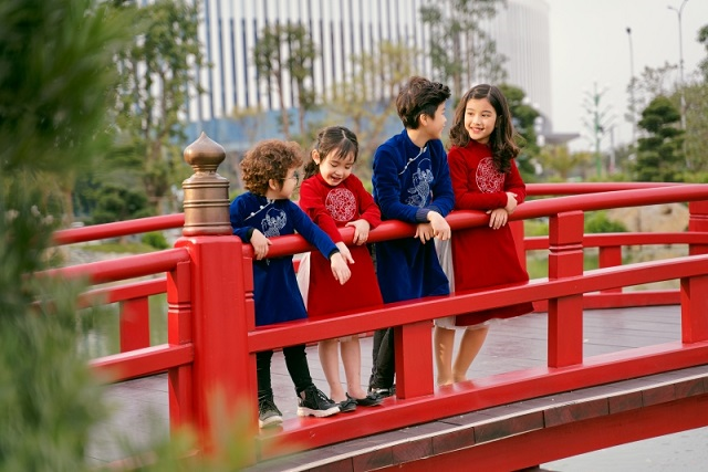 Du xuân Vinhomes, các 'thiên thần áo dài' nhí chiếm trọn ánh nhìn - 10