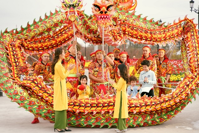 Du xuân Vinhomes, các 'thiên thần áo dài' nhí chiếm trọn ánh nhìn - 11