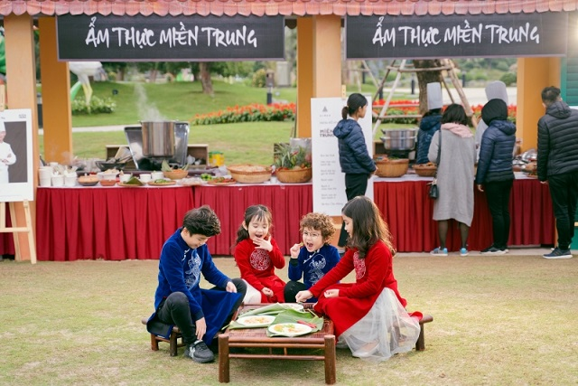 Du xuân Vinhomes, các 'thiên thần áo dài' nhí chiếm trọn ánh nhìn - 12