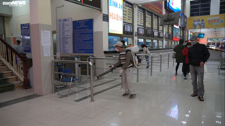 Bến xe Mỹ Đình phun khử trùng bề mặt phòng đại dịch virus corona - 5