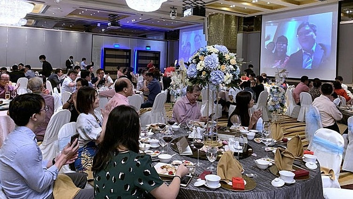 Ảnh: Những đám cưới kì lạ giữa mùa dịch virus corona - 11