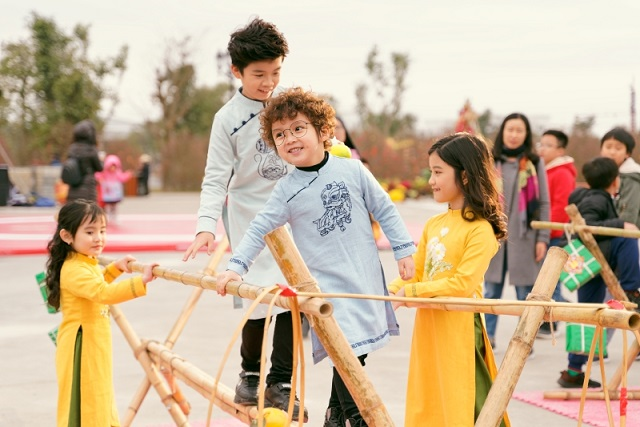 Du xuân Vinhomes, các 'thiên thần áo dài' nhí chiếm trọn ánh nhìn - 3