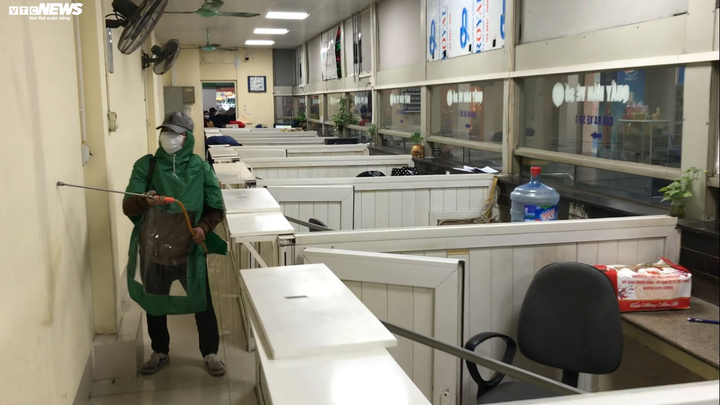 Bến xe Mỹ Đình phun khử trùng bề mặt phòng đại dịch virus corona - 8