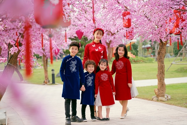 Du xuân Vinhomes, các 'thiên thần áo dài' nhí chiếm trọn ánh nhìn - 6