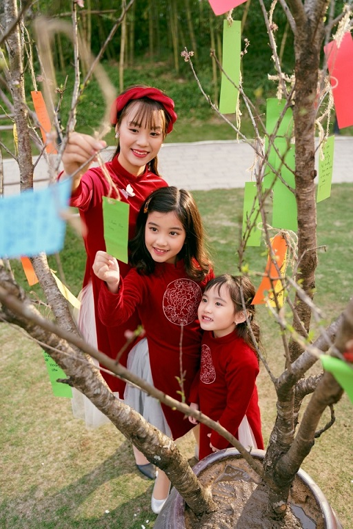 Du xuân Vinhomes, các 'thiên thần áo dài' nhí chiếm trọn ánh nhìn - 7