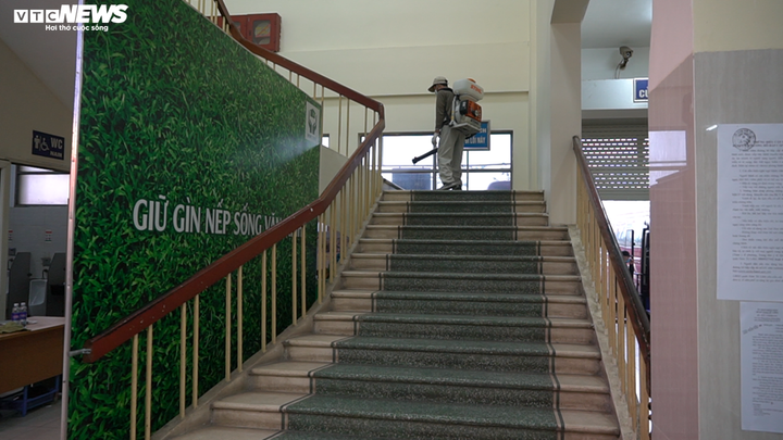 Bến xe Mỹ Đình phun khử trùng bề mặt phòng đại dịch virus corona - 9