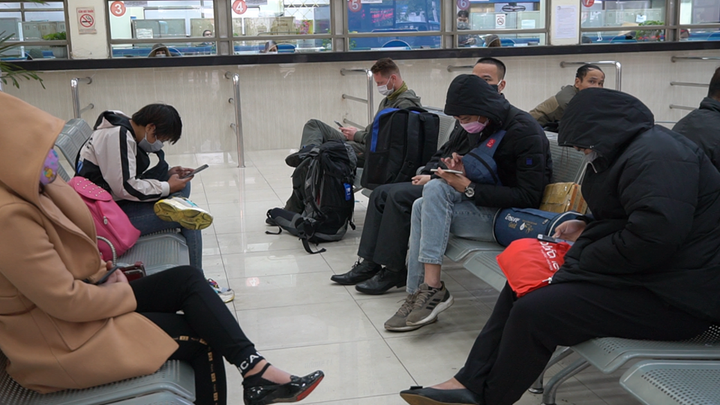 Bến xe Mỹ Đình phun khử trùng bề mặt phòng đại dịch virus corona - 6