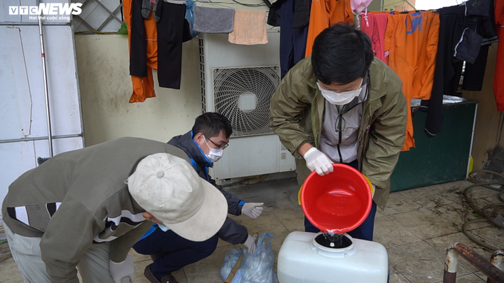 Bến xe Mỹ Đình phun khử trùng bề mặt phòng đại dịch virus corona - 2