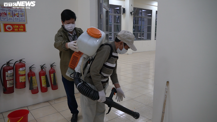 Bến xe Mỹ Đình phun khử trùng bề mặt phòng đại dịch virus corona - 3