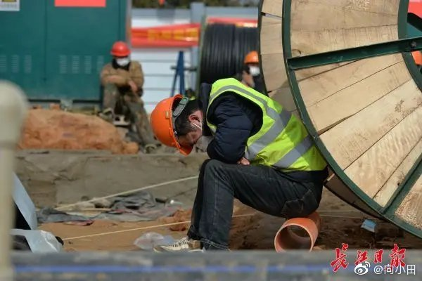 Ảnh: Công nhân Trung Quốc vạ vật trên công trường xây bệnh viện dã chiến - 4