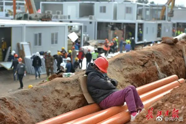 Ảnh: Công nhân Trung Quốc vạ vật trên công trường xây bệnh viện dã chiến - 5