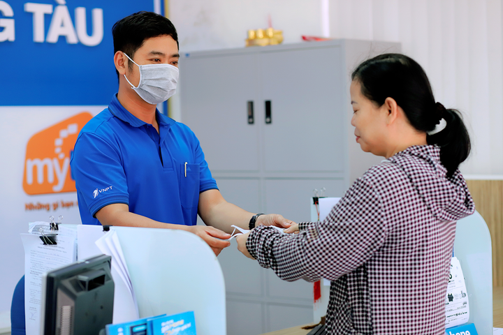 VNPT phát khẩu trang miễn phí cho khách đến điểm giao dịch để phòng chống dịch virus nCoV - 3