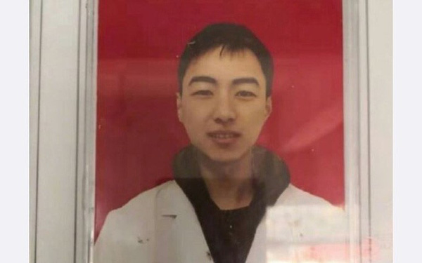 Bác sỹ 28 tuổi đột tử sau 10 ngày làm việc liên tiếp giữa dịch cúm corona - 1