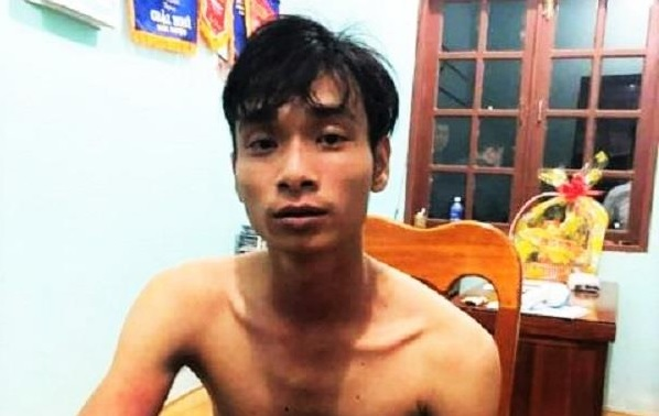 Đang ngồi trong nhà, bà lão U70 bị hàng xóm đâm nguy kịch - 1