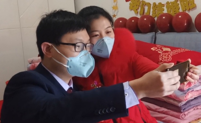 Ảnh: Những đám cưới kì lạ giữa mùa dịch virus corona - 9