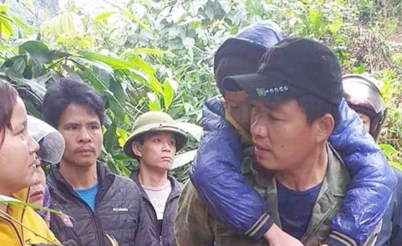 Giải cứu 2 cháu bé bị cha 'ma men' để lạc trong rừng suốt đêm - 1