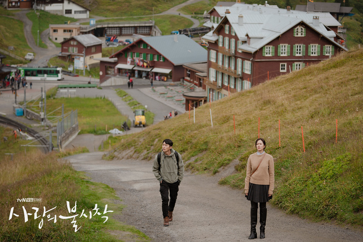 Vì sao phim 'Hạ cánh nơi anh' vẫn duy trì sức hút dù rating trồi sụt thất thường? - 3