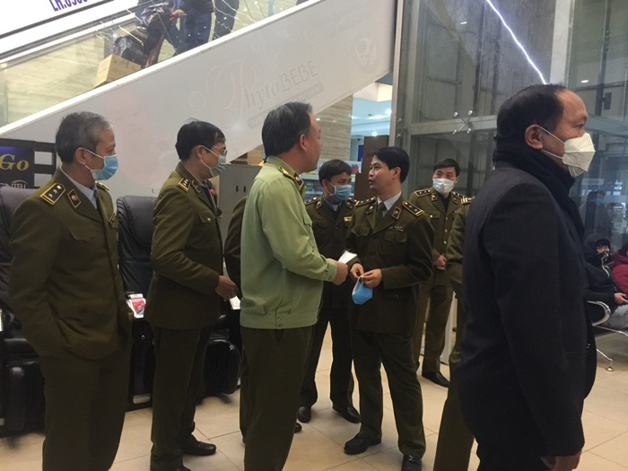 Nhà thuốc tại Hapulico gỡ biển ‘không bán khẩu trang, miễn hỏi’ - 1