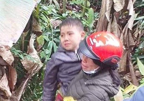 Giải cứu 2 cháu bé bị cha 'ma men' để lạc trong rừng suốt đêm - 2