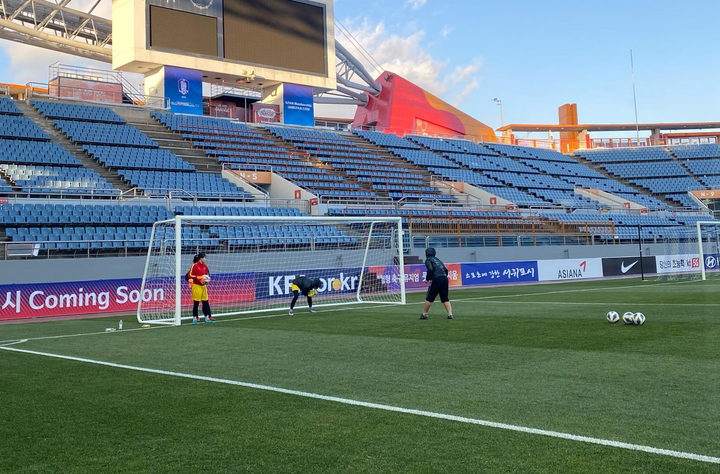 Tuyển nữ Việt Nam làm quen sân, sẵn sàng quyết đấu Myanmar - 3