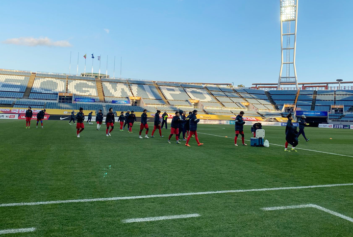 Tuyển nữ Việt Nam làm quen sân, sẵn sàng quyết đấu Myanmar - 4