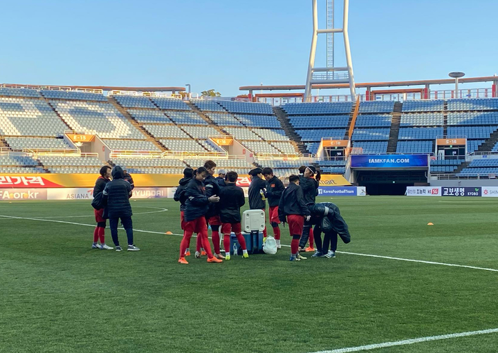 Tuyển nữ Việt Nam làm quen sân, sẵn sàng quyết đấu Myanmar - 5