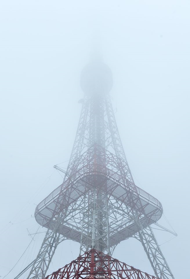 Ảnh: Hà Nội mờ ảo trong làn sương mù dày đặc phủ kín từ sáng đến trưa - 9