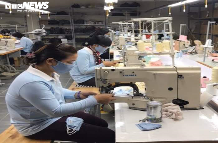 Corona lây lan, doanh nghiệp chuyển hướng sản xuất khẩu trang kháng khuẩn - 7