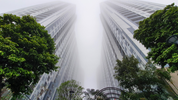 Ảnh: Hà Nội mờ ảo trong làn sương mù dày đặc phủ kín từ sáng đến trưa - 7