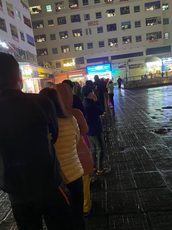 Dân Hà Nội xếp hàng trong đêm mưa rét chờ mua khẩu trang - 2