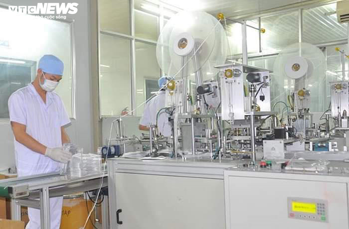 Corona lây lan, doanh nghiệp chuyển hướng sản xuất khẩu trang kháng khuẩn - 4
