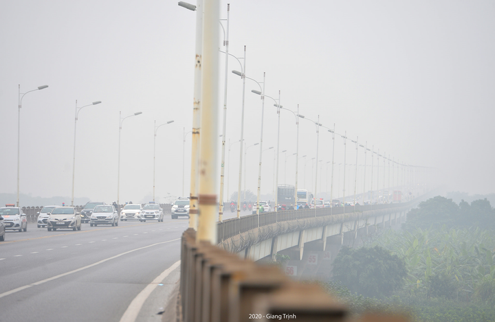 Ảnh: Hà Nội mờ ảo trong làn sương mù dày đặc phủ kín từ sáng đến trưa - 5