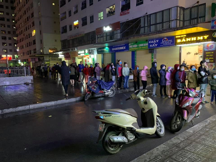 Dân Hà Nội xếp hàng trong đêm mưa rét chờ mua khẩu trang - 4