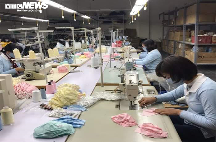 Corona lây lan, doanh nghiệp chuyển hướng sản xuất khẩu trang kháng khuẩn - 1