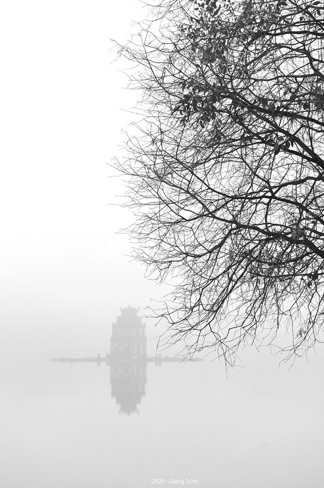 Ảnh: Hà Nội mờ ảo trong làn sương mù dày đặc phủ kín từ sáng đến trưa - 2