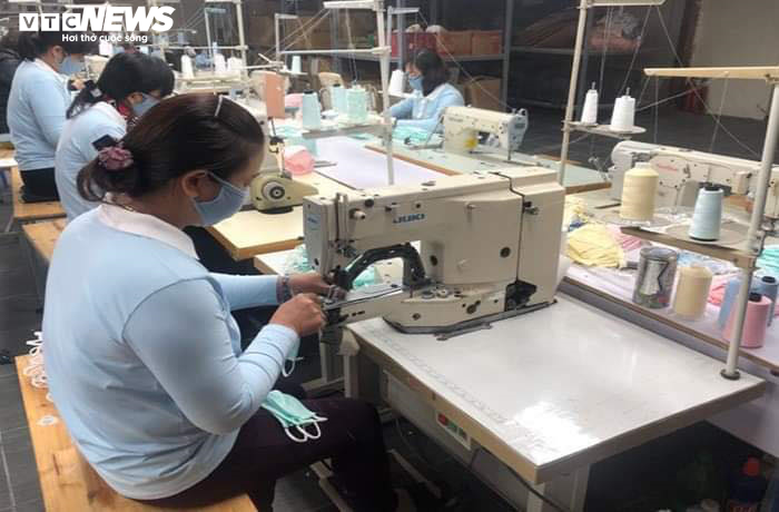 Corona lây lan, doanh nghiệp chuyển hướng sản xuất khẩu trang kháng khuẩn - 5