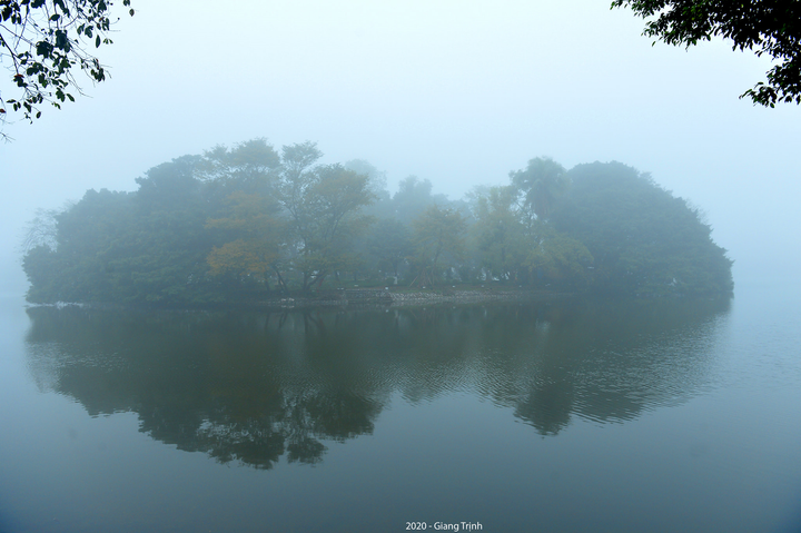 Ảnh: Hà Nội mờ ảo trong làn sương mù dày đặc phủ kín từ sáng đến trưa - 3