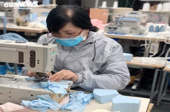 Corona lây lan, doanh nghiệp chuyển hướng sản xuất khẩu trang kháng khuẩn - 6