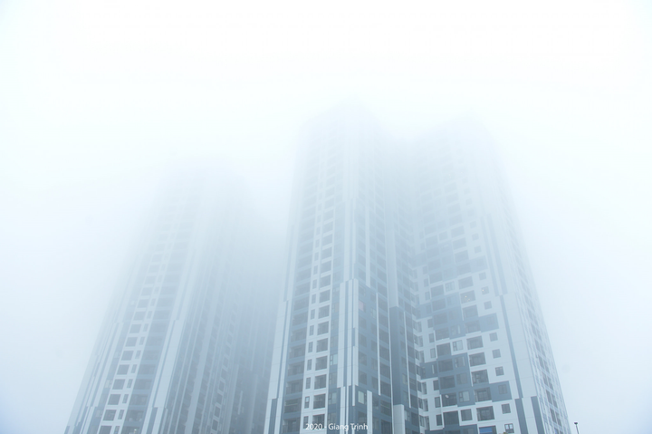 Ảnh: Hà Nội mờ ảo trong làn sương mù dày đặc phủ kín từ sáng đến trưa - 6