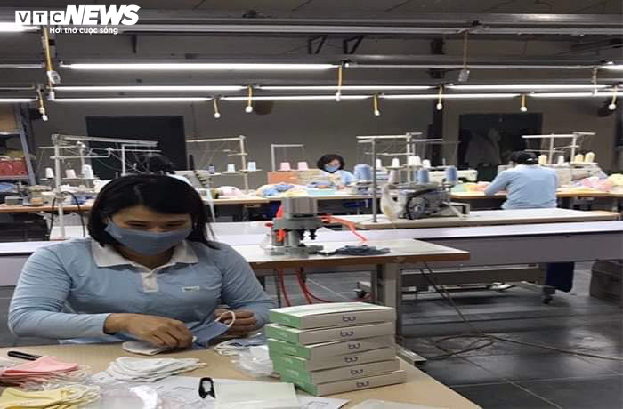 Corona lây lan, doanh nghiệp chuyển hướng sản xuất khẩu trang kháng khuẩn - 2